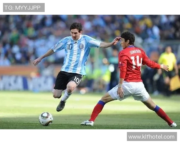 梅西在绿茵场上的精彩瞬间射门瞬间展现足球巨星风采