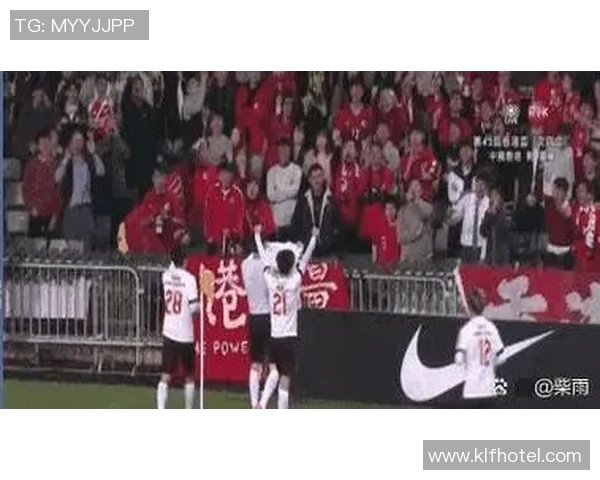 足球明星意外偷走进球瞬间引发争议球迷热议赛场趣事